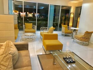 Área de estar no saguão