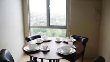 AVIDA1410 | In-room dining