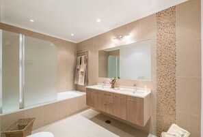 Toallas, champú y papel higiénico