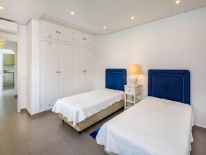 2 chambres, fer et planche à repasser, draps fournis