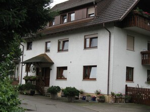 Exterior - Vacation island on the Dreisam - vacation apartment 60sqm (Kirchzarten)