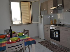 Kühlschrank, Wasserkocher mit Kaffee-/Teezubehör