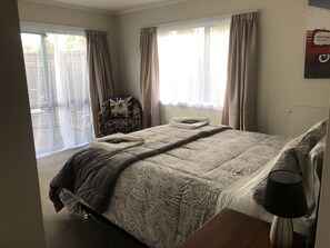 2 bedrooms, iron/ironing board, free WiFi, bed sheets - Observation House, two bedroom house, close to shops, beach and eateries. (Paraparaumu)