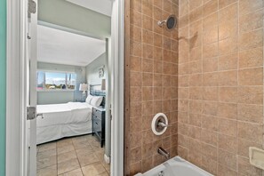Baignoire, sĂšche-cheveux, serviettes fournies