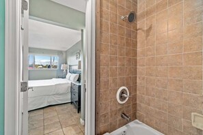 Badekar, hårtørrer, håndklæder