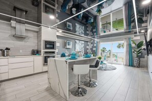 Refrigerador, microondas, horno, placa de cocina