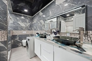 Badekar, hårtørrer, håndklæder