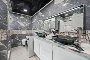 Een bad, een haardroger, handdoeken