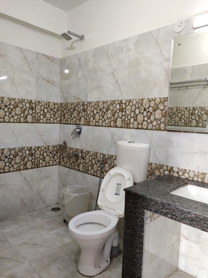 Phòng Deluxe, 1 giường đôi, không hút thuốc, quang cảnh núi | Phòng tắm | Buồng tắm vòi sen, đồ dùng nhà tắm miễn phí, khăn tắm