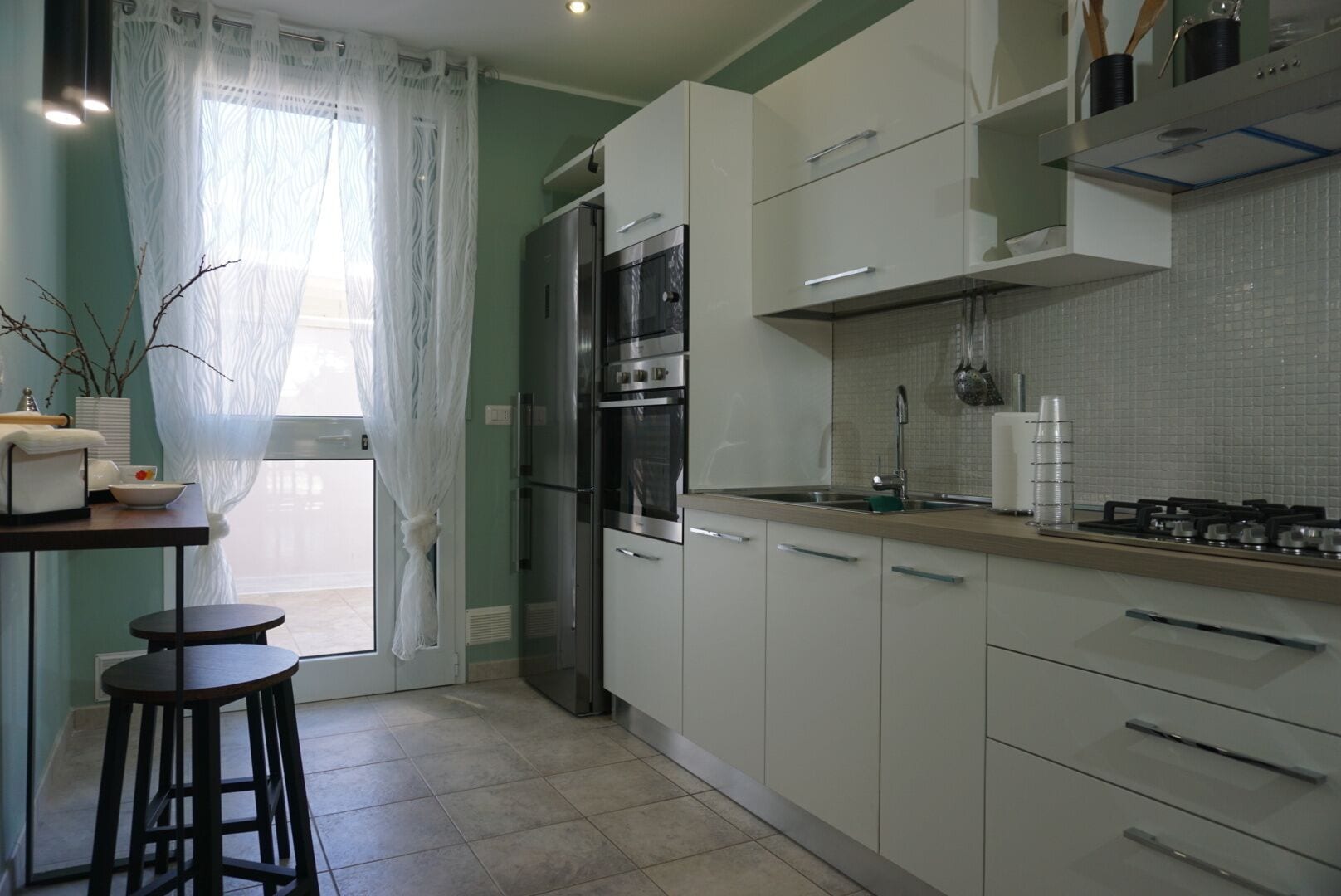 Microwave, oven, stovetop, cookware/dishes/utensils