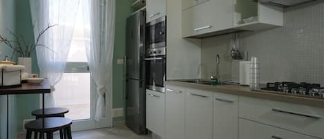 Microwave, oven, stovetop, cookware/dishes/utensils