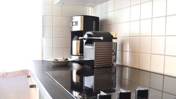 Jääkaappi, uuni, liesi, astianpesukone