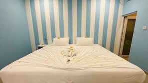 Deluxe Room | Meja, ruang kerja komputer riba, seterika/papan seterika