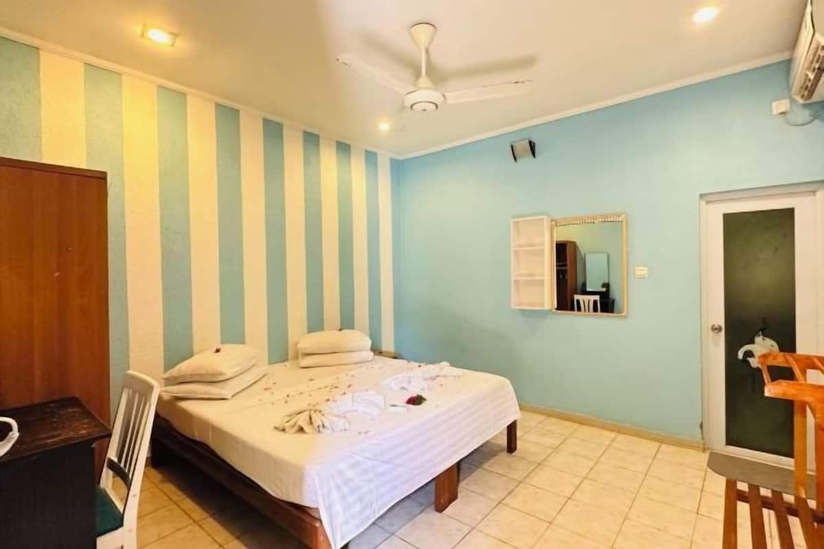 1 kamar tidur, meja kerja, dan ruang kerja ramah laptop