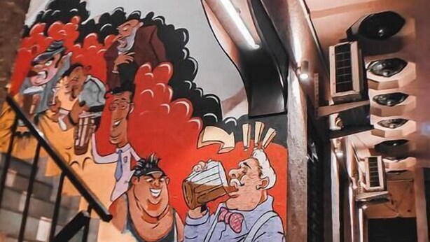 Un escalier orné d’une fresque représentant des personnages de dessins animés.