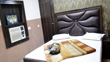 Deluxe Double Room | Individually decorated, individually furnished, desk, soundproofing