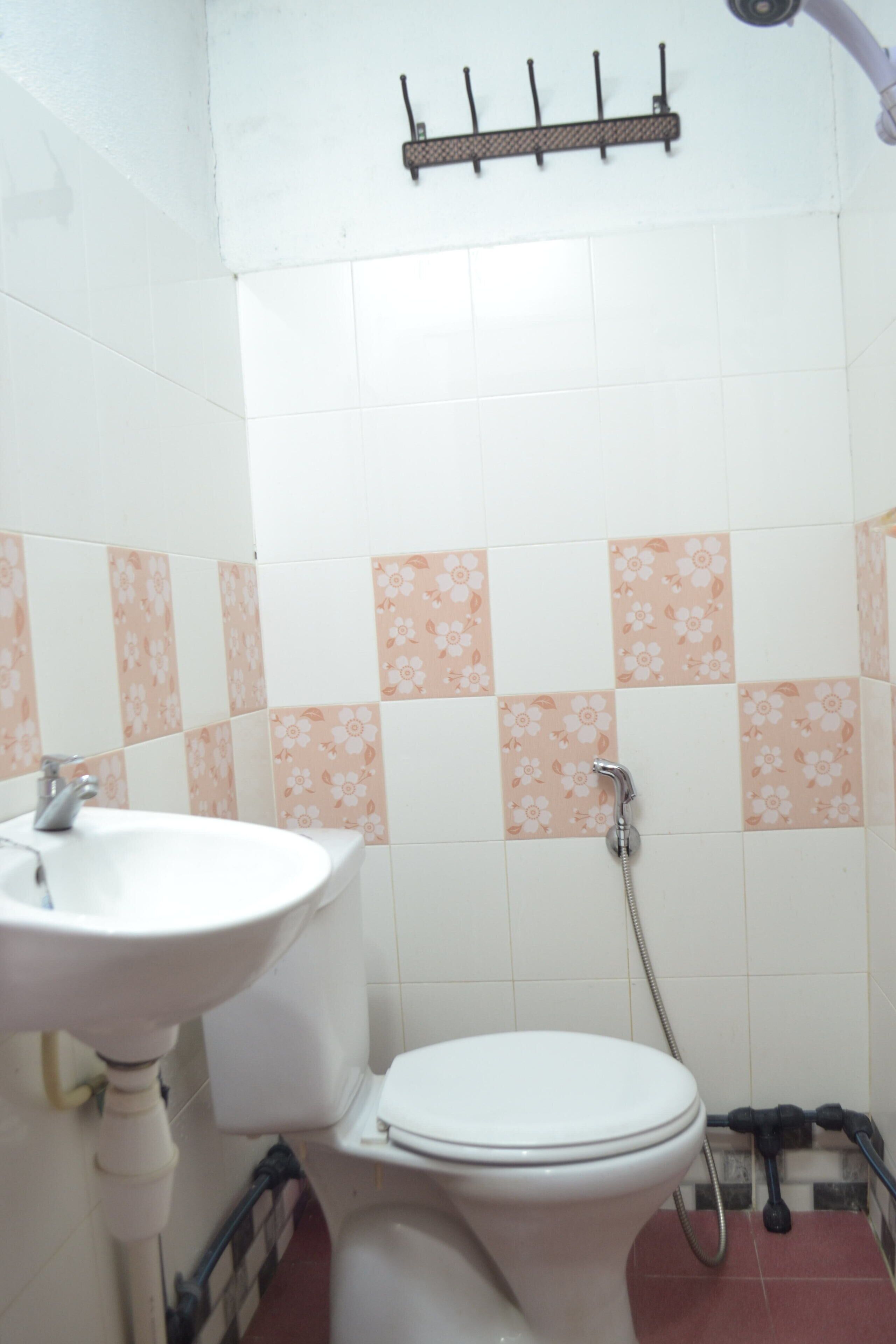 standard double room | bathroom | shower, rainfall showerhead, free toiletries, bidet