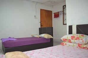Standard Triple Room | Free WiFi, bed sheets - SPOT ON 89821 Batu Maung Sempoi Inn And Cafe (George Town)