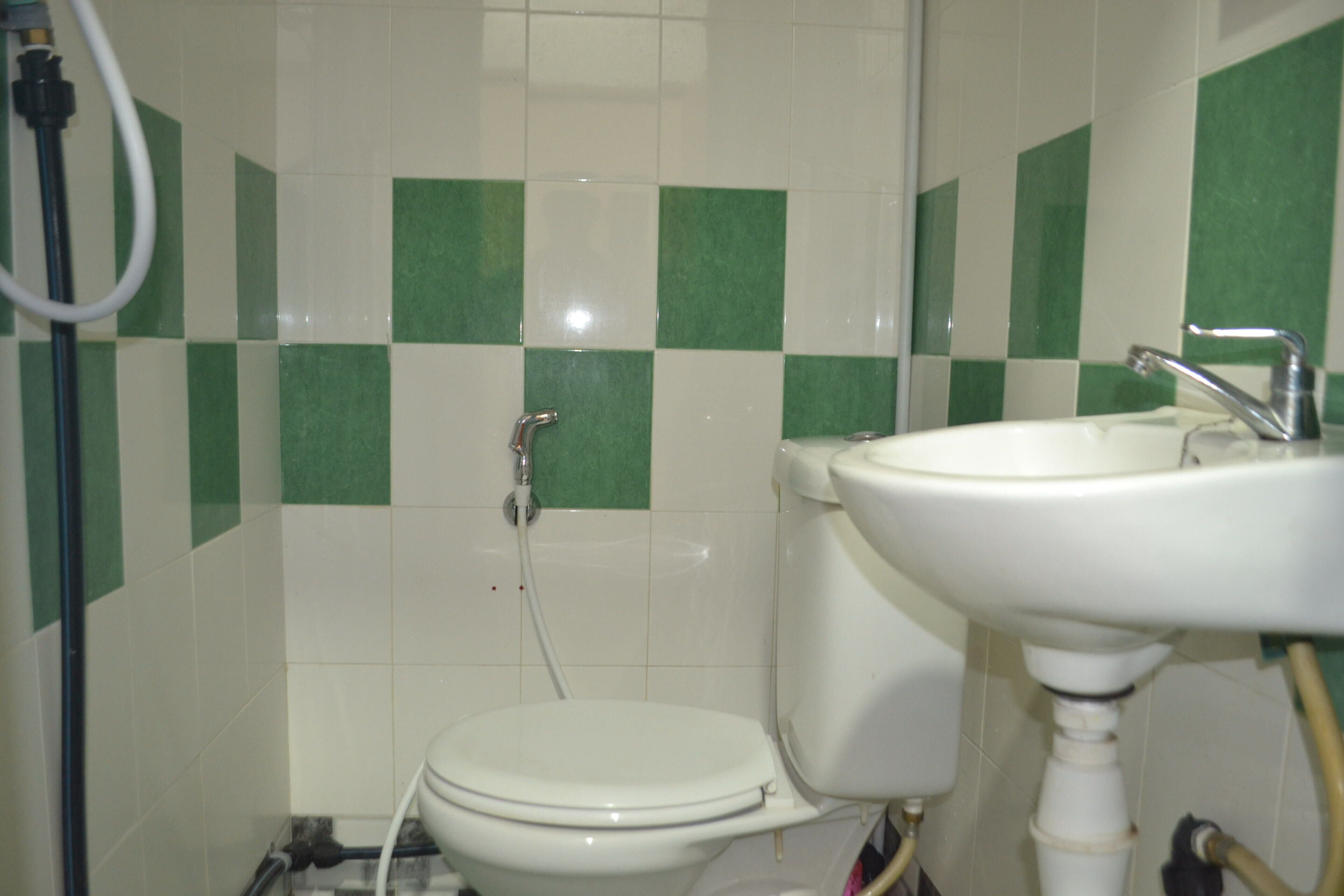 standard single room | bathroom | shower, rainfall showerhead, free toiletries, bidet
