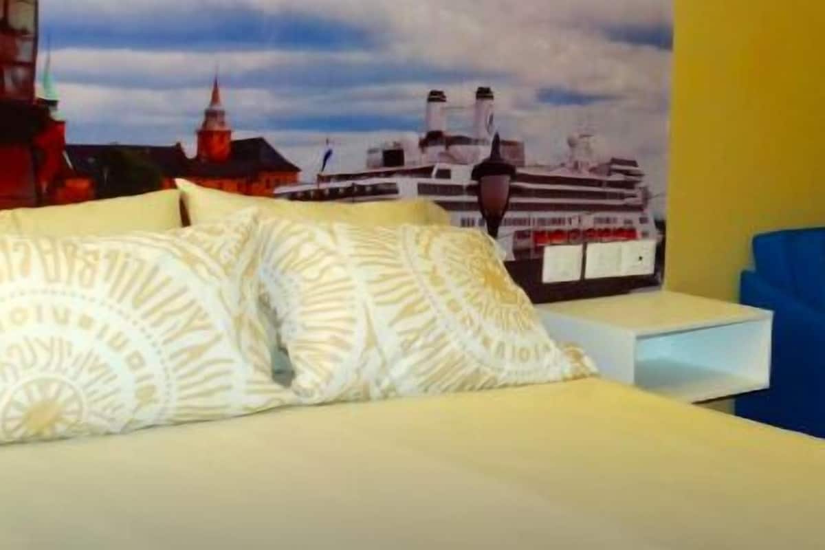 Family Room | Minibar, laptop workspace, soundproofing, free WiFi