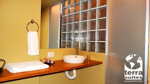 Shower, rainfall showerhead, free toiletries, hair dryer