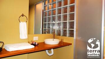 Shower, rainfall showerhead, free toiletries, hair dryer