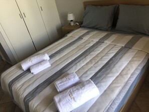 3 bedrooms, iron/ironing board, bed sheets