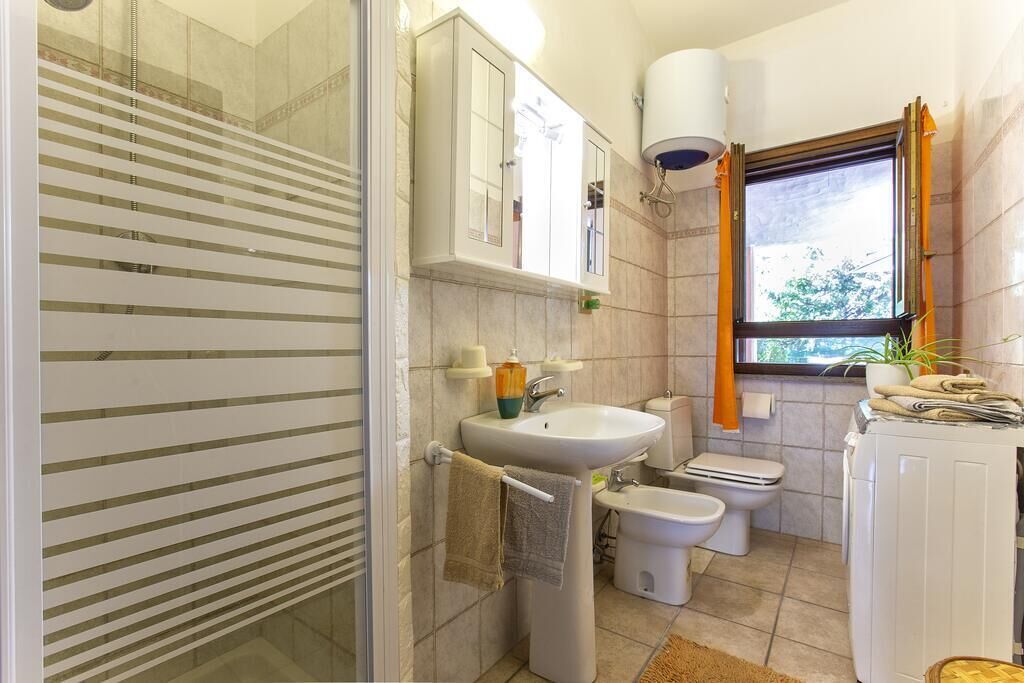 Douche, sèche-cheveux, bidet, serviettes fournies