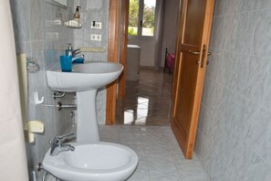 Combined shower/bathtub, towels - Charming Home On The Beach With Spacious Terraces & Garden - Pets Allowed (San Foca)