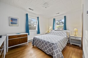 3 bedrooms, iron/ironing board, free WiFi, bed sheets - Lily Pad by Seaside Vacations & Sales (Chincoteague)