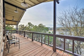 Terrace/patio - Bright n’ Breezy Waterfront Lake Granbury Getaway! (Granbury)
