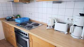 Kühlschrank, Mikrowelle, Wasserkocher mit Kaffee-/Teezubehör