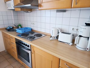 Kühlschrank, Mikrowelle, Wasserkocher mit Kaffee-/Teezubehör