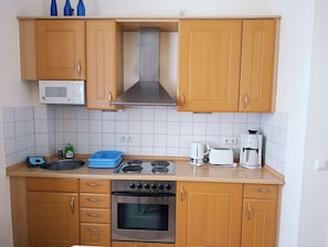 Kühlschrank, Mikrowelle, Wasserkocher mit Kaffee-/Teezubehör