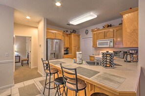 Kjøleskap, mikrobølgeovn, kokeplater og oppvaskmaskin