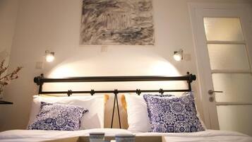 2 bedrooms, in-room safe, desk, iron/ironing board