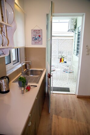 Fridge, oven, stovetop, coffee/tea maker