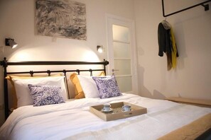 2 chambres, coffre-fort, bureau, fer et planche à repasser