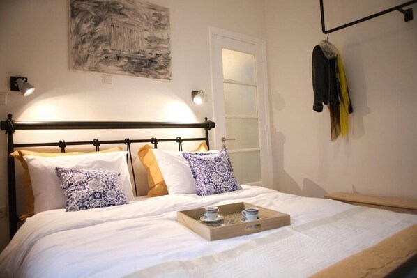 2 bedrooms, in-room safe, desk, iron/ironing board