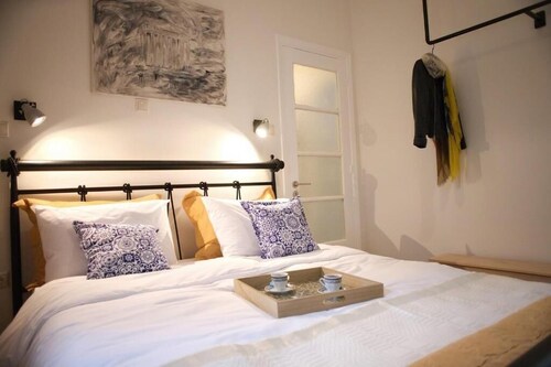 Aroura Homes Garden House 2BR/2BA Free Parking
