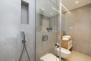 Douche, sĂšche-cheveux, bidet, serviettes fournies