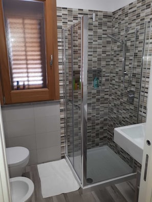 Douche, sĂšche-cheveux, bidet, serviettes fournies