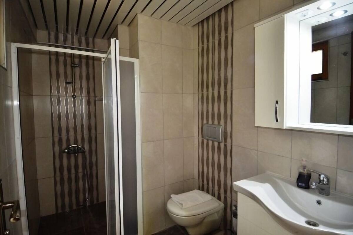 Shower, free toiletries, hair dryer, towels