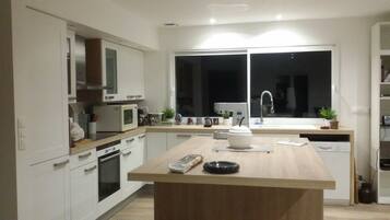 Réfrigérateur, micro-ondes, four, plaque de cuisson