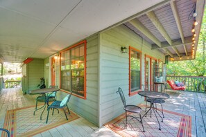 Outdoor dining - Smoky Mountain Cabin w/ Deck & Hot Tub! (Pigeon Forge)