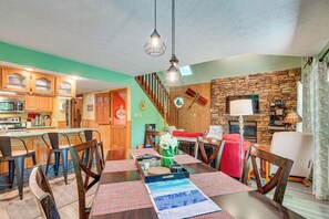 Dining - Smoky Mountain Cabin w/ Deck & Hot Tub! (Pigeon Forge)