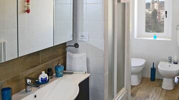 Douche, sèche-cheveux, bidet, serviettes fournies