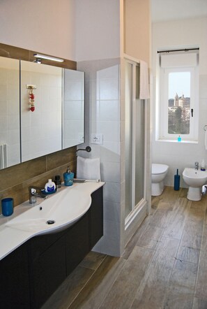 Dusch, hårtork, bidé och handdukar