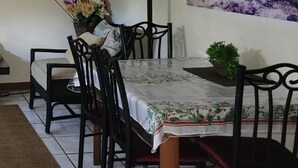 Dining - Sagusta Gardens Cosy Apartment 2 (Whitby)