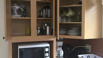 Fridge, microwave, oven, coffee/tea maker